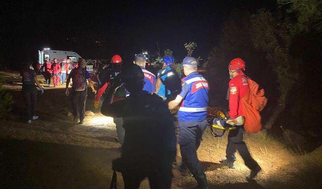 Alanya'da kayalık alanda mahsur kalan 2 çocuk kurtarıldı