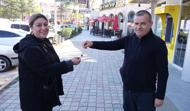 Altın künyenin sahibini ilanla buldu