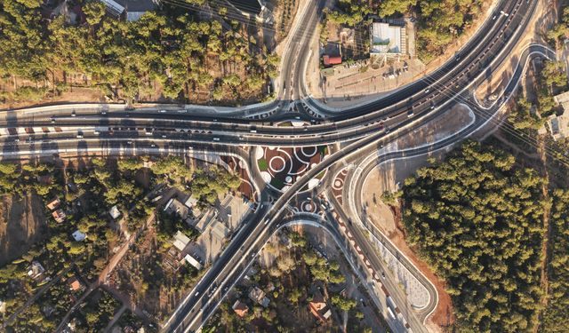 Antalya trafiğini rahatlatacak kavşaklar bakanlar Uraloğlu ve Ersoy'un katılımıyla açıldı