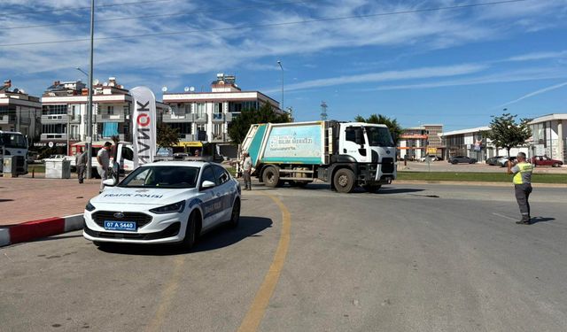 Antalya'da çöp kamyonunun altında kaldı
