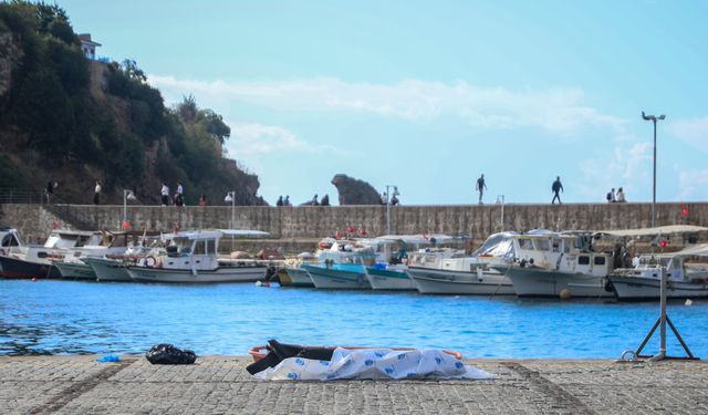 Antalya'da denizde erkek cesedi bulundu