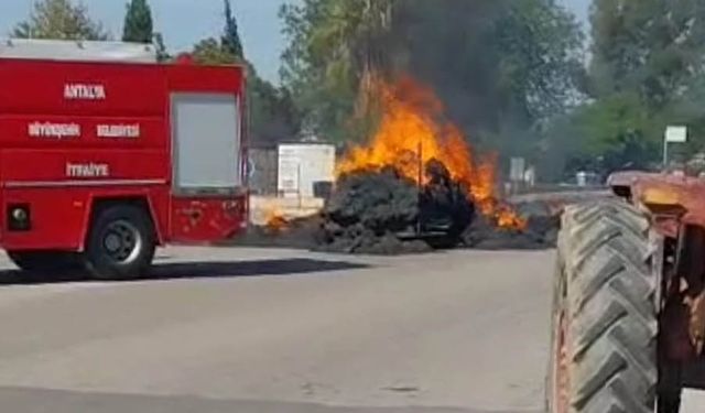 Antalya'da elyaf yüklü traktör römorku yandı