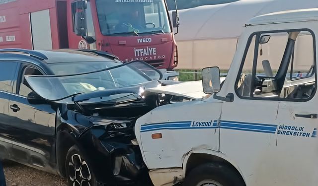 Antalya'da otomobil ile kamyonet kafa kafaya çarpıştı: 3 yaralı