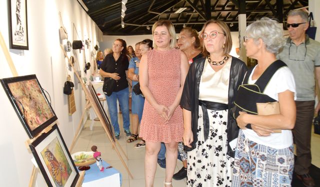 Antalya'da ürettikleri kıyafetleri, üzerlerinde tanıttılar