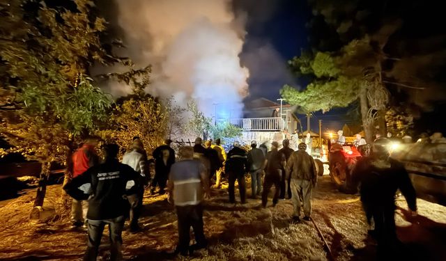 Bahçedeki yangının büyümemesi için seferber oldular