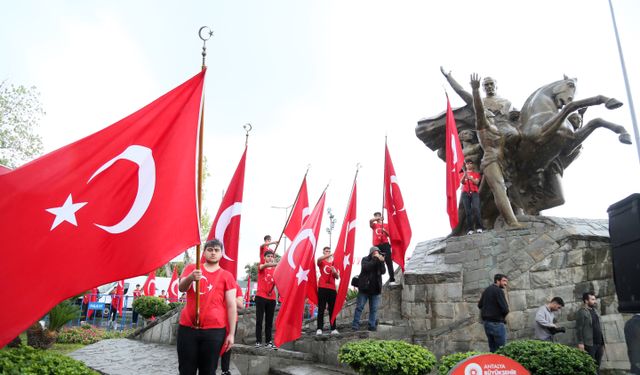 Cumhuriyet coşkusu Ata'ya çelenk sunumuyla başladı