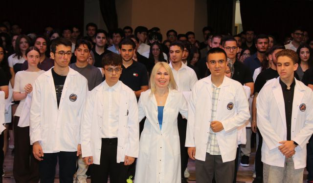 Genç hekim adayları beyaz önlüklerini giydi