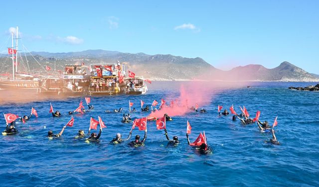 Kaş'ta 'Ecdadın Yolunda Cumhuriyete Saygı Yürüyüşü'