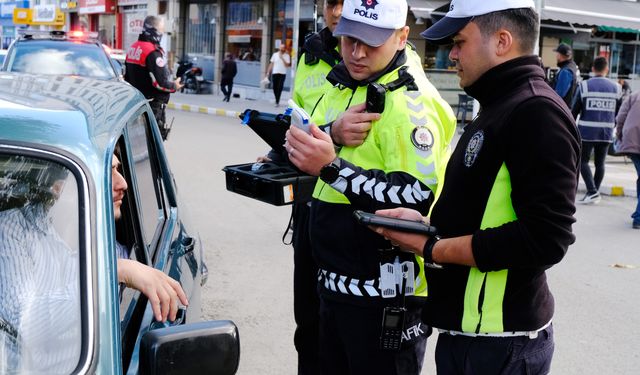 Polisten asayiş, narkotik ve trafik denetimi