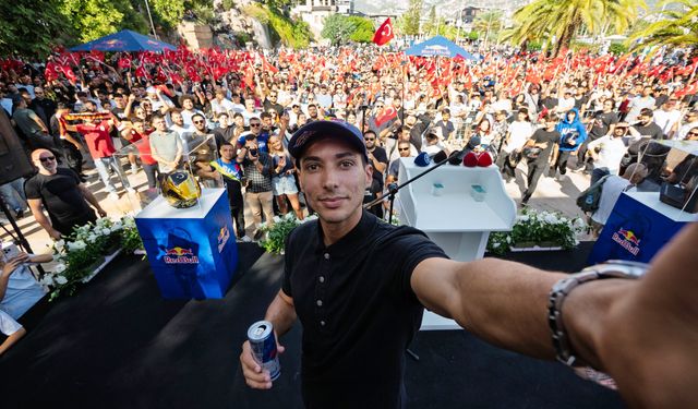 Dünya Şampiyonu Toprak Razgatlıoğlu'na coşkulu karşılama / Ek video eklendi