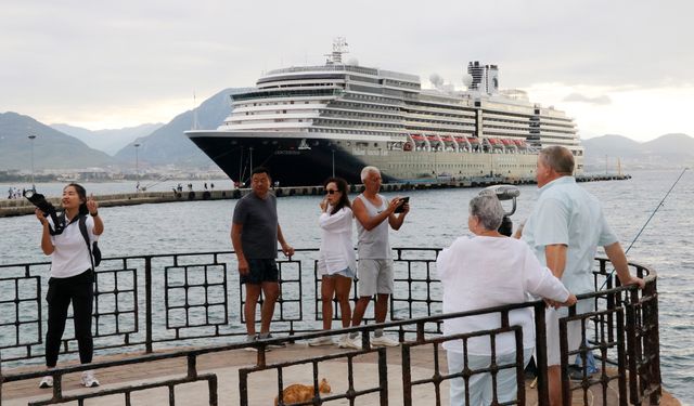 Kruvaziyerle 1878 turist Alanya'ya geldi
