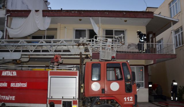 Antalya'da bir evin  yatak odasında yangın çıktı