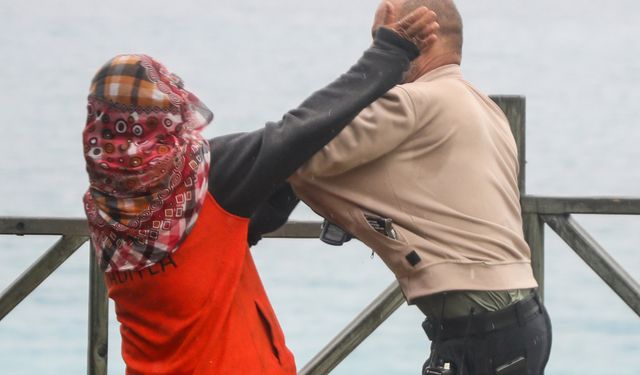 Antalya'da mahsur kaldığı falezlerden kurtarıldı: Gazetecilere saldırdı