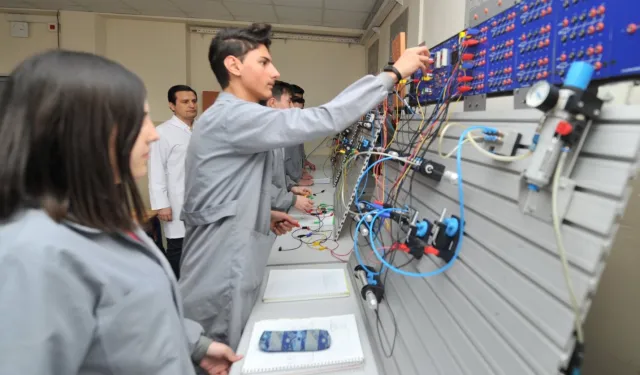 Mesleki eğitimde dev hamle... Otomotiv, turizm ve girişimcilik odaklı dönüşüm!