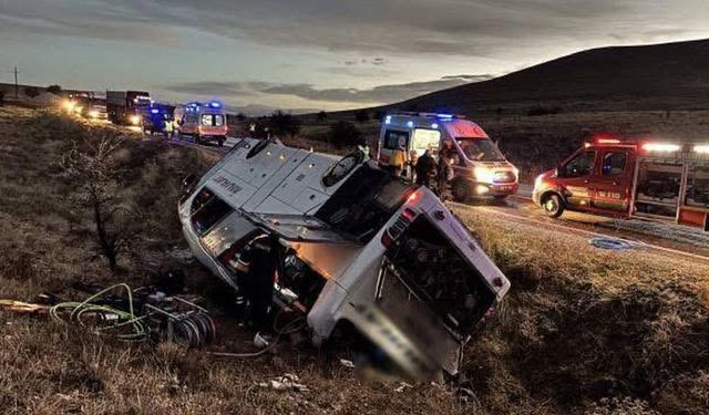 Yolcu otobüsü devrildi: 2 ölü, 21 yaralı