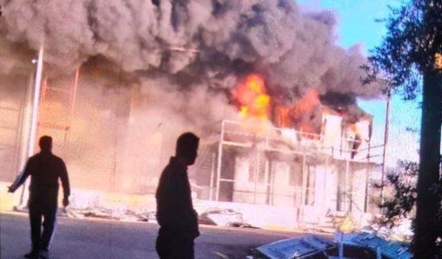 Antalya'da bahçe mobilyaları deposu alev alev yandı