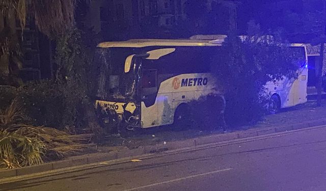 Alanya'da yolcu otobüsü refüje çıktı: 3 yaralı