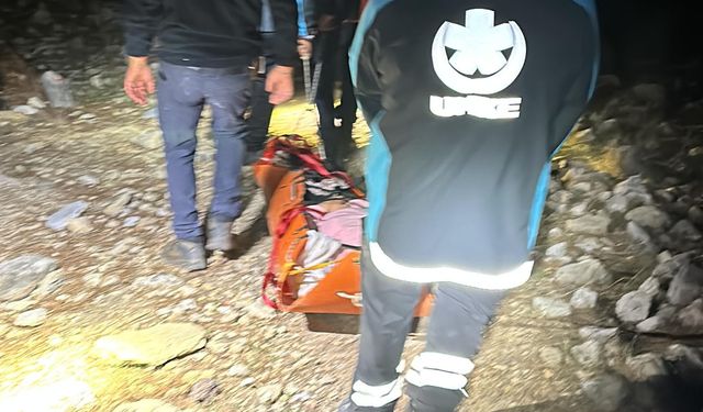 Antalya'da dağlık alanda ayağından yaralanan turist kurtarıldı