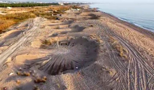 Çalınan 50 kamyon kum, sahilde dev çukurlara neden olan yerlerine döküldü