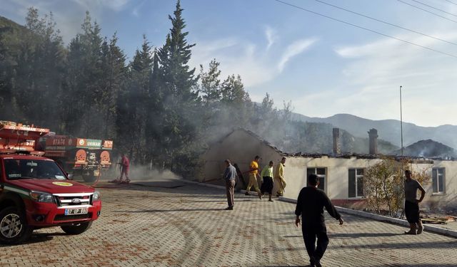 Gazipaşa'da eski okul binası yandı