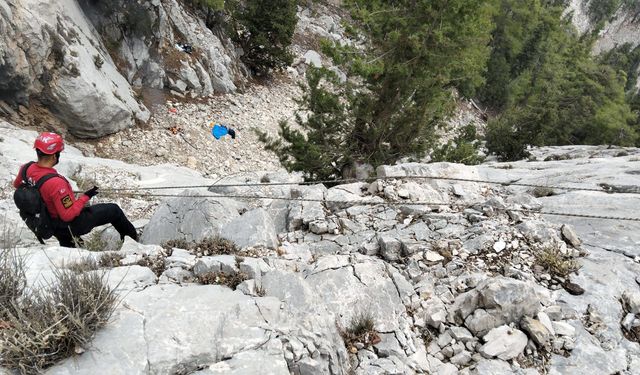 Likya Yolu'nda mahsur kaldı, 3 saatlik çalışmayla kurtarıldı