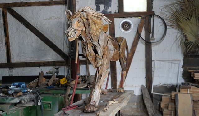 Öldürülen aslan 'Zeus'un ağaçtan heykelini yaptı