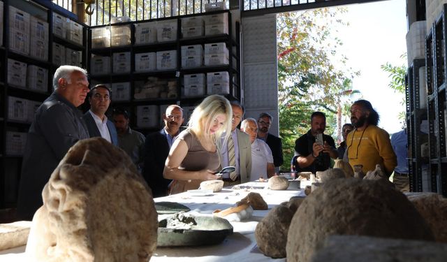 Rektör Özkan, Patara Antik Kenti'nde incelemelerde bulundu