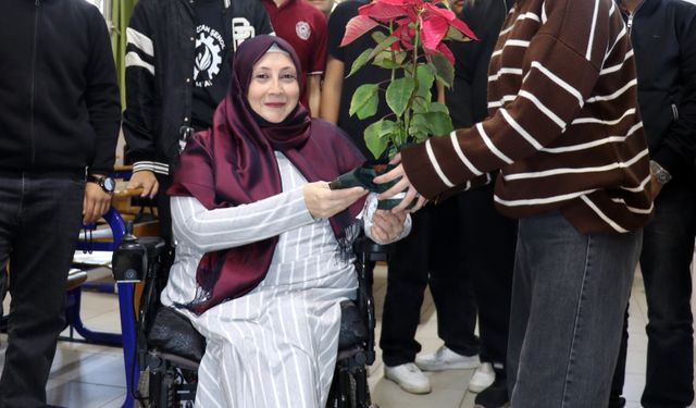 Yürüme engelli Zeynep öğretmen, asansörü 2 aydır arızalı okulda azmiyle ders veriyor