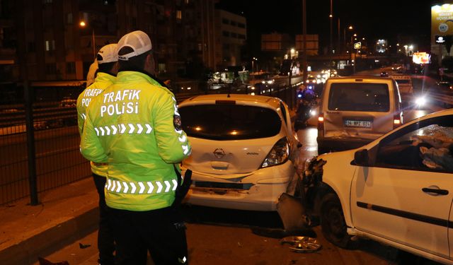 Antalya'da 6 aracın karıştığı zincirleme kaza: Maddi hasar oluştu