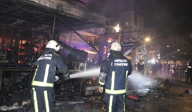 Antalya'da sahil bandındaki restoran alevlere teslim oldu