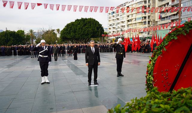 Antalya Atatürk'ü anıyor! Sirenler çaldı hayat durdu