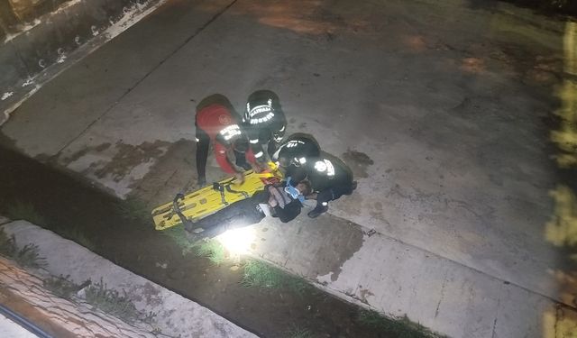 Dengesini kaybedip düştüğü çayda yaralandı