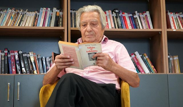 Emekli müzik öğretmeni, ünlü isimlerle biriktirdiği anılarını kitaplaştırıyor