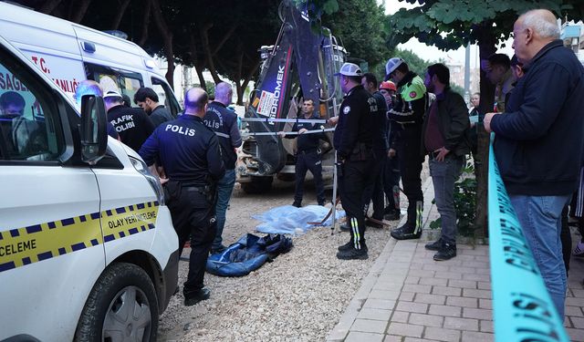 Geri manevra yapan kepçenin altında kalıp yaşamını yitirdi