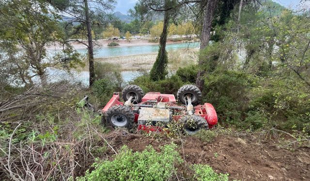 Manavgat'ta iş makinesi yuvarlandı: 1 yaralı