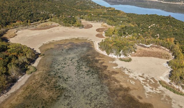 Suyu 300 metre çekilen Kovada Gölü'nün 'milli park' özelliği tehlikede
