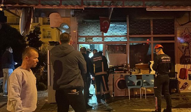 Alanya'da tamirhanede yangın hasara neden oldu