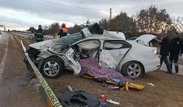 TIR ile otomobilin çarpıştığı kazada akademisyen hayatını kaybetti