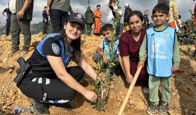 Çocuklar ve polis el ele: Yanan ormanlar yeniden yeşeriyor