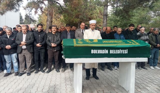 Zehirlenme şüphesiyle hayatını kaybeden aile defnedildi