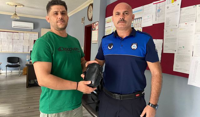 Antalya'da zabıta bulduğu çantayı sahibine teslim etti