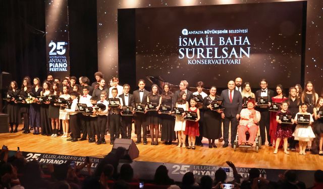 Antalya Piyano Festivali'nde genç yetenekler sahne aldı
