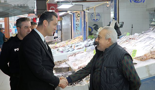 Alanya Kaymakamı Öztürk'ten Halk Pazarı ve Balık Hali'ne ziyaret