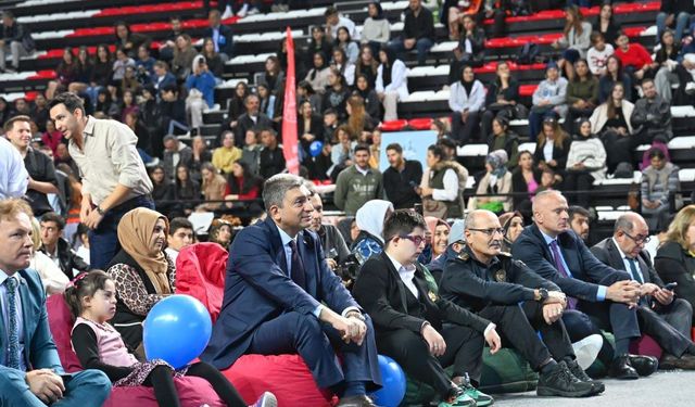 Antalya’da engeller sevgiyle aşılıyor