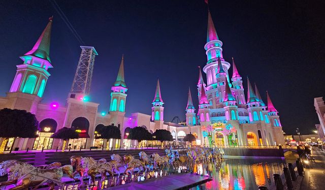 Antalya'da Noel ve yılbaşı renkliliği