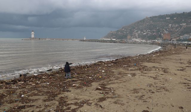 Alanya'da sağanak ve fırtına ile denize sürüklenen atıklar sahilde kirlilik oluşturdu
