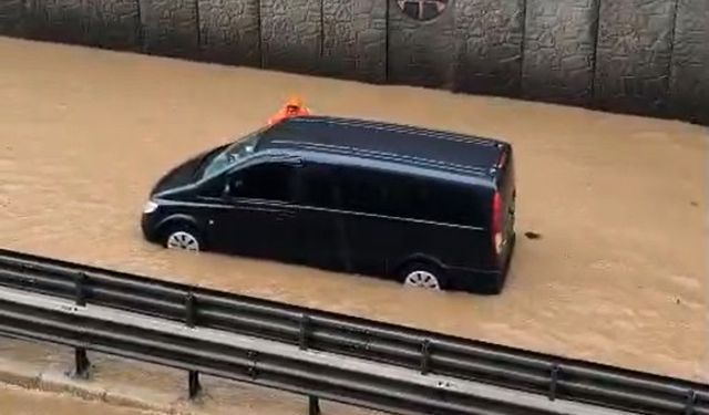 Alanya sular altında: Mahsur kalan 8 kişi kurtarıldı