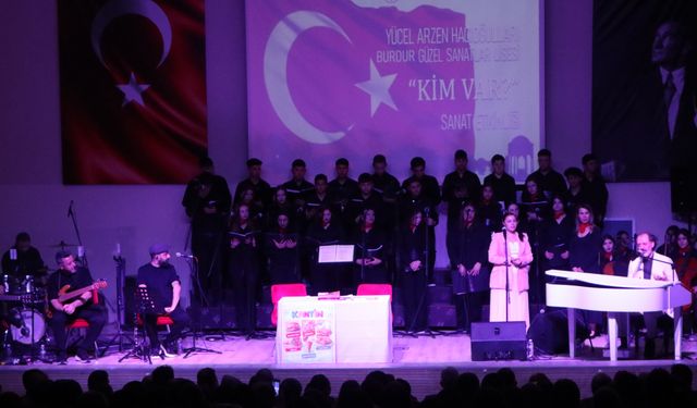 'Kim Var' sanat etkinliğinde Hacıoğulları sahne aldı