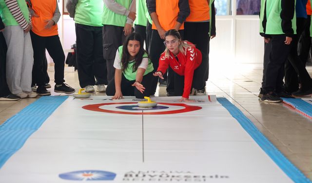 Kız çocukları floor curling ile tanıştı