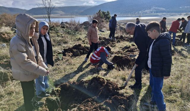 Öğrencilerden 'Geleceğe Nefes' fidan dikimi etkinliği